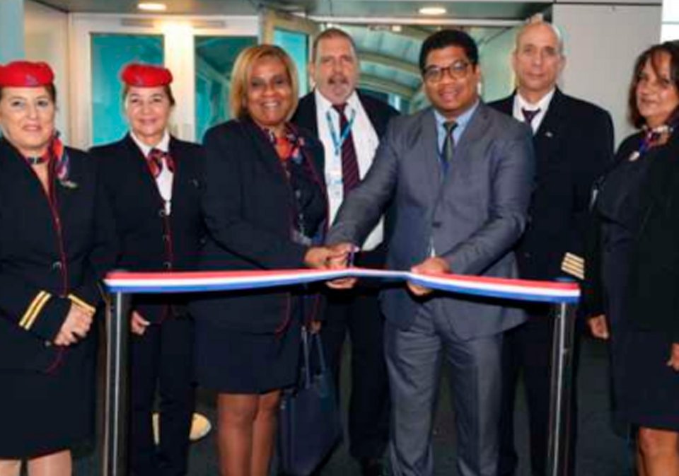 S.E. Victor Cairo Palomo, embajador de Cuba en Panamá y H.S. Ana Delia Ruz, representante de Cubana