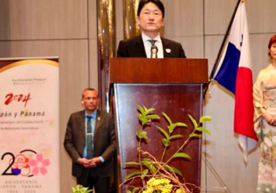 S.E. Hideo Fukushima, embajador de Japón; H.S. Yoshi Ko.