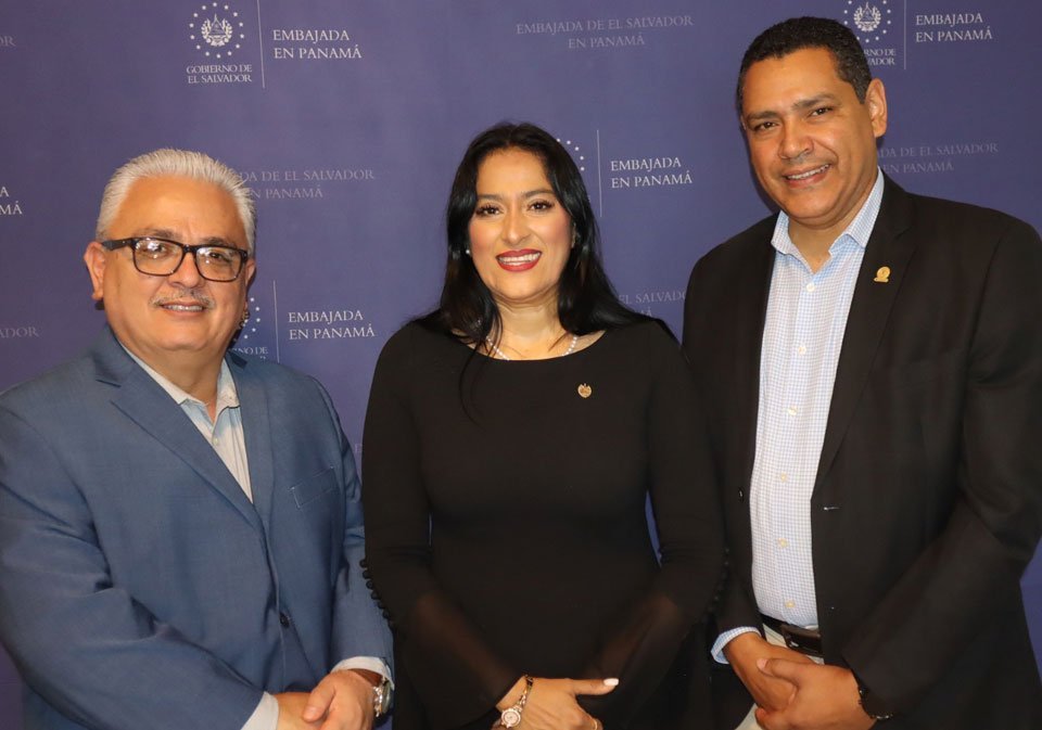 Francisco Serracín, Vicepresidente de CAMCHI; S.E. Iveth Zoraida Pineda Panameño, Embajadora de El Salvador en Panamá; y Jorge Tovar, Presidente de CAMCHI, durante el evento