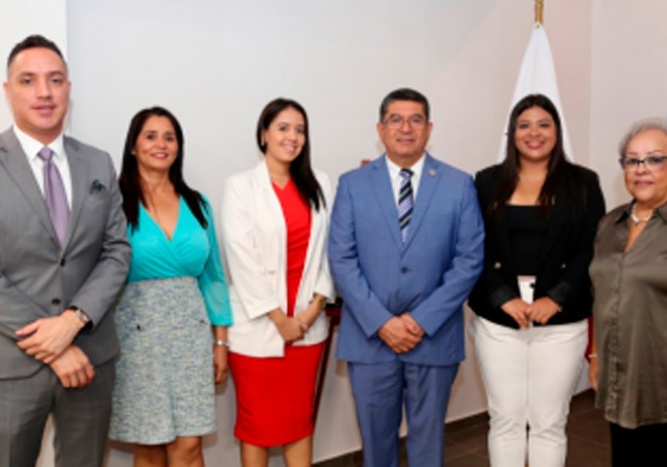Segundo secretario de la Embajada de Honduras H.S. Josías Valle, Silvia Cruz, Mónica Muñoz, Embajador de Honduras S.E. Candelario Reyes, Cónsul de Honduras S.E. María Segura y Roxana Montemayor.