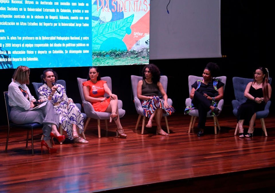 Marisol Guizado, Astrid Rodríguez, Doralis Mela, Tatiana Ríos, Miroslava Herrera y Mariana Yepes en el conversatorio