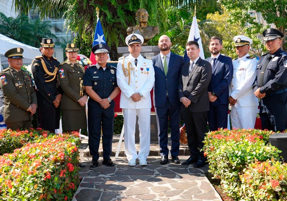 Ofrenda Floral Reafirma La Hermandad Entre Chile Y Panamá En Su 215° Aniversario