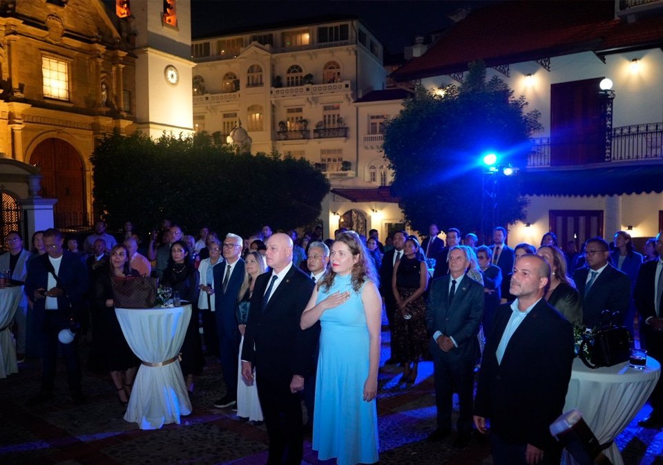 Miembros del cuerpo diplomático acreditado en el país y participantes de la recepción con motivo del 18° aniversario de la Independencia de Kosovo.