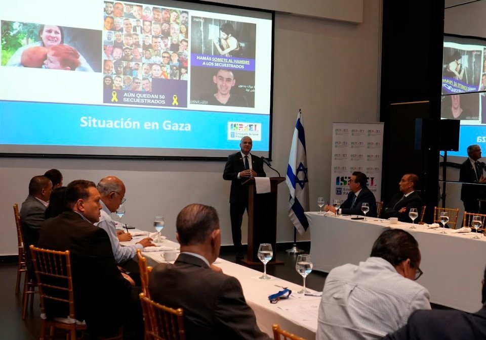 Directores y periodistas de medios panameños durante la presentación del plan de trabajo del embajador de Israel, S.E. Mattanya Cohen