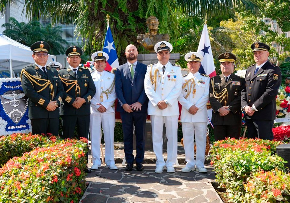 Agregado Policial Adjunto del Perú, Comandante Julio Hinostroza García; Agregado Policial del Perú, Coronel Miguel Ángel Tello Huaquisto; Agregado Naval de Colombia, Capitán de Navío Juan Carlos Martínez Hincapié; Embajador de Chile, S.E. Alejandro Sfeir Tonšić; Agregado de Defensa de Chile, Capitán de Navío Cristián Greig Silva; Agregado Naval del Perú, Capitán de Navío José Luis Vega Vásquez; Agregado Policial del Ecuador, Coronel Paul Saavedra Proaño; Agregado de Consejería del Interior de España, Inspector Jefe Pedro Arbizu.