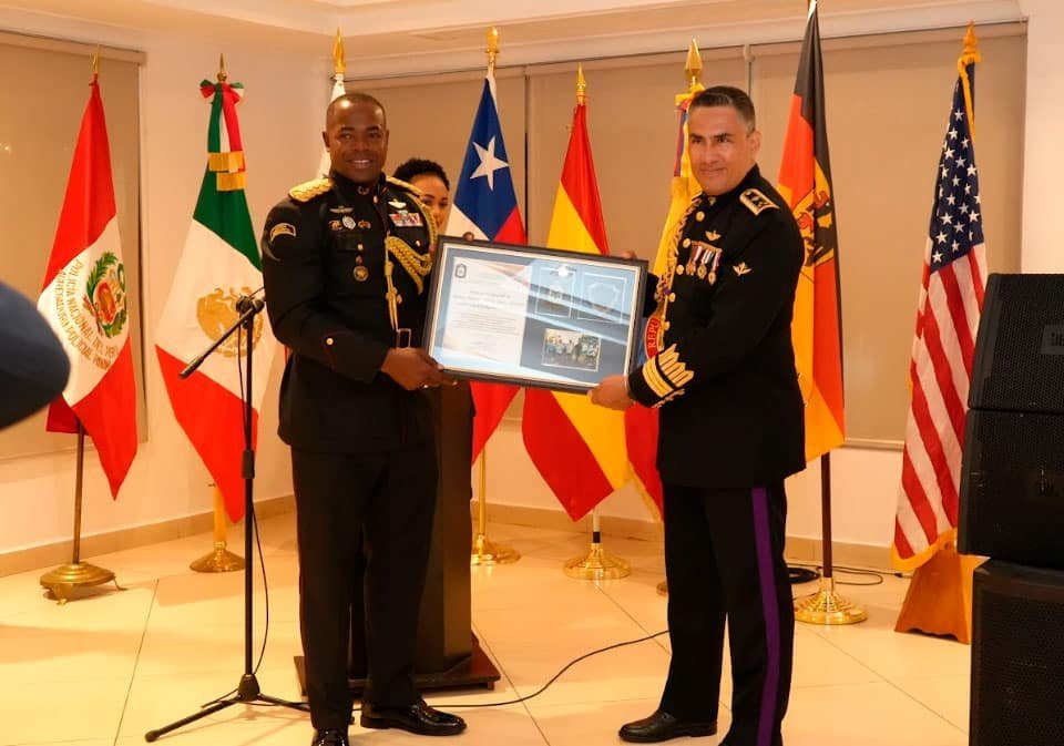 Armando King, director general del Servicio Nacional de Protección Institucional (SPI), realizando entrega de reconocimiento a Jaime Vicente Sánchez Castellanos, presidente de la Asociación de Agregados de Defensa, coronel F.A.P.A.E.M, agregado militar y aéreo de México.