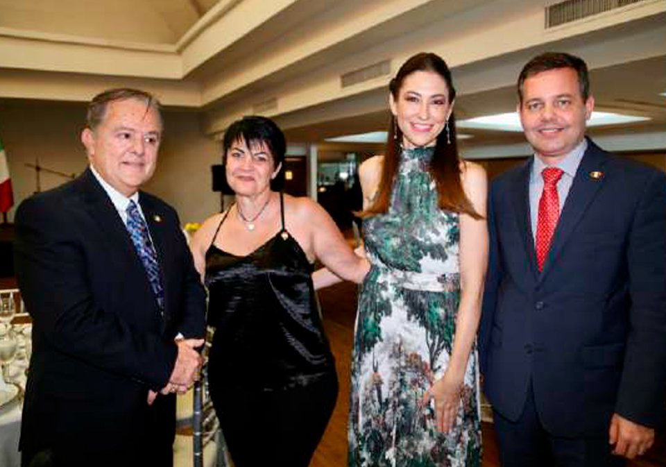Vicepresidente de la Sociedad Italiana de Beneficencia de Panamá Fito Lavítola, Herminia de Spinali, Anna lovane y el Presidente de la Sociedad Italiana de Beneficencia Giuseppe Cava.