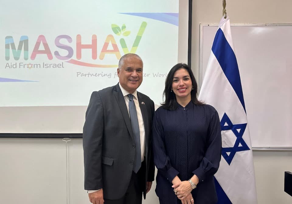 S.E. Mattanya Cohen, embajador del Estado de Israel en Panamá, junto a la empresaria e invitada especial, Marie Claire González.