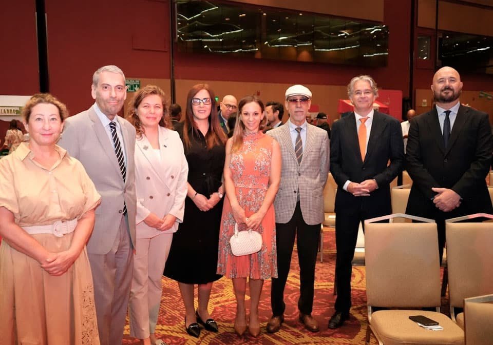 S.E. Aude de Amorim, embajadora de la República Francesa en Panamá; S.E. Efthymios Efthymiades, embajador de Grecia en Panamá; S.E. Heroína Telaku, embajadora de la República de Kosovo en Panamá; Gjylymsere Ahmetgjekaj, primera secretaria y cónsul de la República de Kosovo en Panamá; Nikoletta Kovacs, encargada de negocios a.i. de Hungría en Panamá; S.S. Jamal Ramadán Abuagila, encargado de negocios a.i. del Estado de Libia en Panamá; S.E. Sander Cohen, embajador del Reino de los Países Bajos en Panamá; S.E. Alejandro Sfeir Tonšić, embajador de la República de Chile en Panamá, durante el Festival.