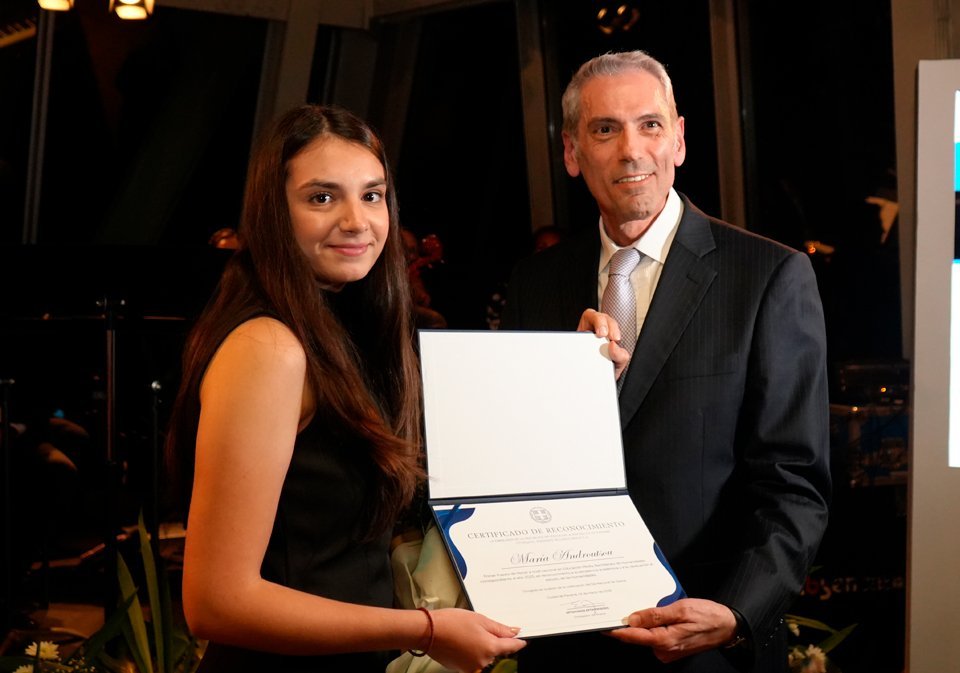 María Andreutsou, primer puesto de honor en Educación Media del año 2025, recibió una distinción y entregada por el Embajador de Grecia en Panamá.