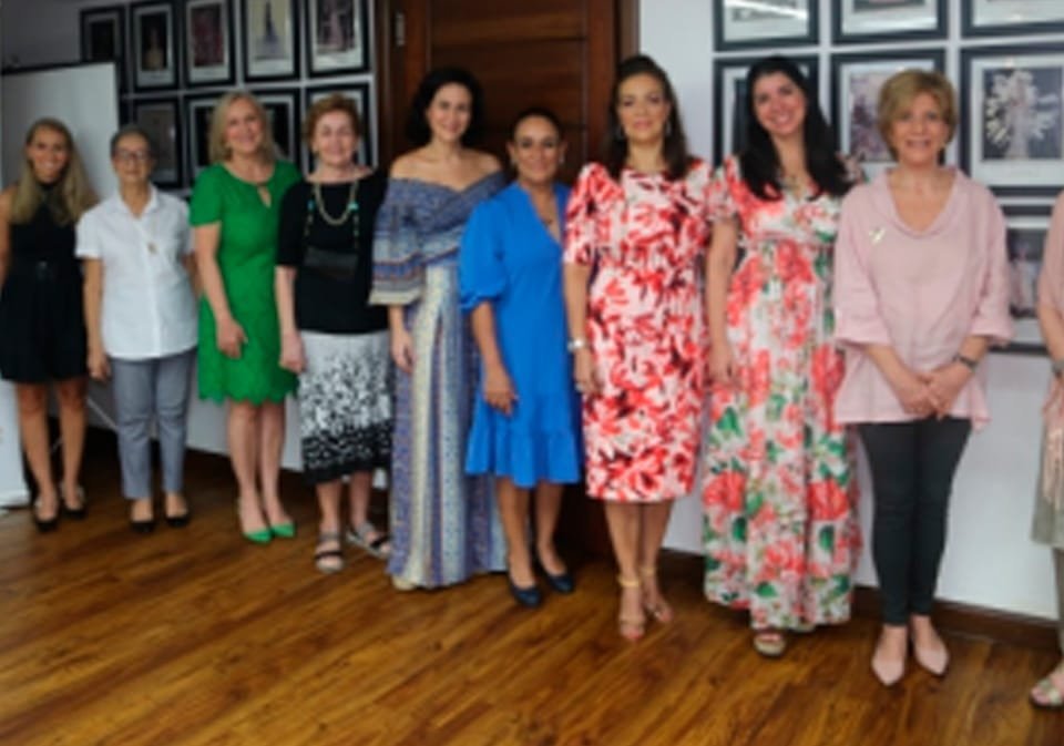 La Caravana de Asistencia Social, Damas Diplomáticas y Panameñas presentó a la nueva Junta Directiva, Presidida por Claudia Guerrero de Rosas, Primera Vicepresidenta Raida Hachem, Segunda Vicepresidenta Carla De Sanctis, Secretarias Marisol de Morgan, Anayansi de Vizor, Pamela de Theoktisto, Tesorera Eneida de Wong, Subtesoreras Ingrid Bern, María Teresa de Calzada, Relaciones Públicas Elizabeth de Lakas, Ana Matilde de González, Vocales Rosalinda de Fajardo, Giuliana Motta, Rita de Sosa, Nicole Bran, Asesora Marylin Melo de Simons