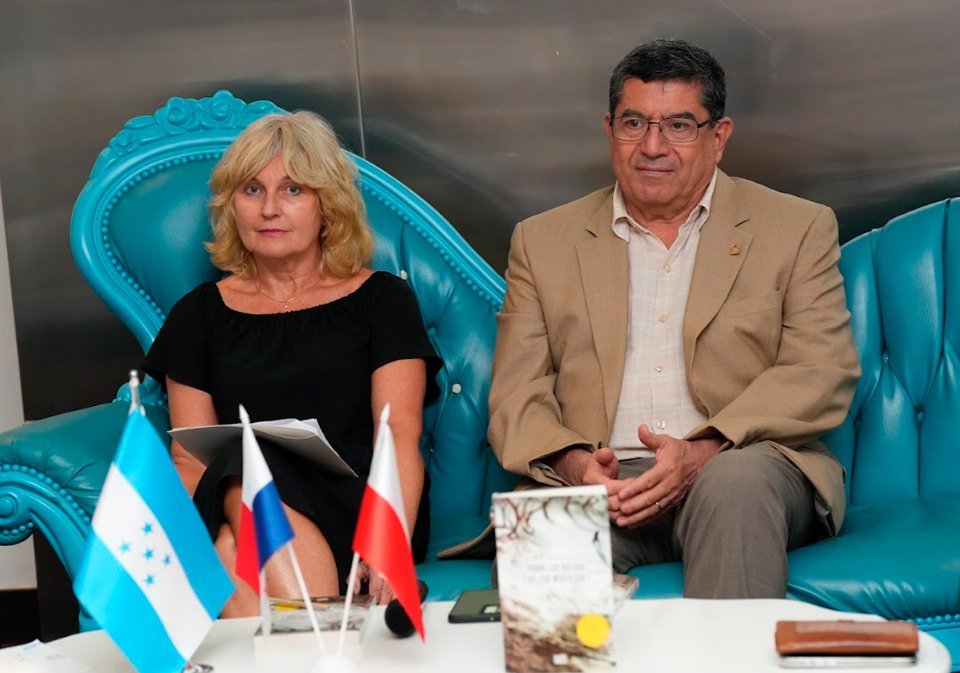 S.E. Candelario Reyes García, embajador de la República de Honduras en Panamá; S.E. Jolanta Janek, embajadora de la República de Polonia en Panamá.