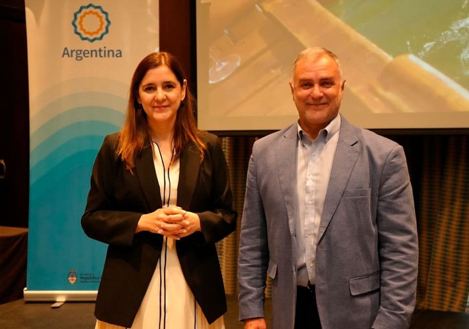 S.E Sandra Pitta, embajadora de la República Argentina en Panamá y Fernando Urdaniz, gerente comercial de ProMendoza, durante la actividad.