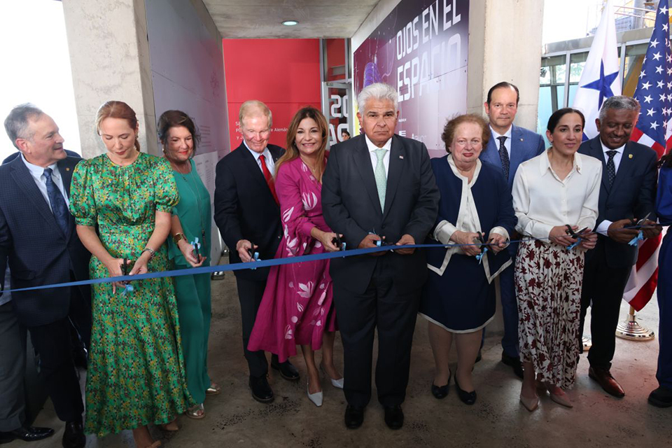 S.E. José Raúl Mulino, presidente de la República de Panamá; S.E. Mari Carmen Aponte, embajadora de Estados Unidos; H.S. Bill Nelson, administrador de la NASA, realizando el corte inaugural a la exhibición “Ojos en el Espacio”