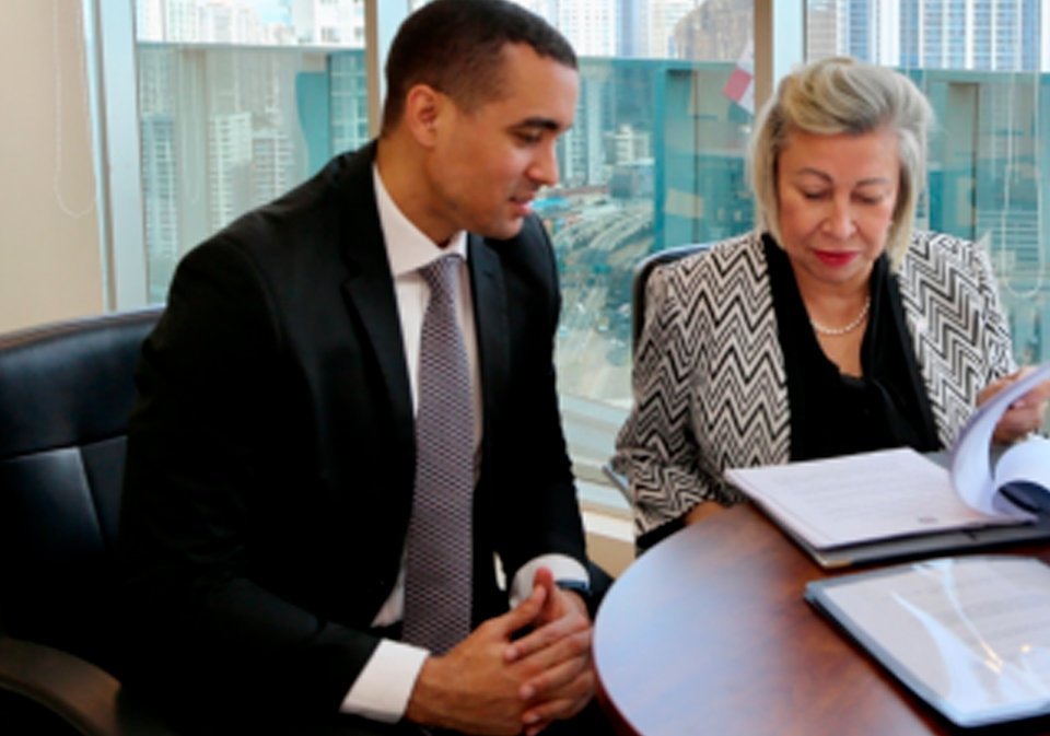 El Viceministro de Política Exterior Bilateral de República Dominicana S.E. Jose Julio Gómez y la Embajadora de República Dominicana en Panamá S.E. Prisca Violeta Maza.