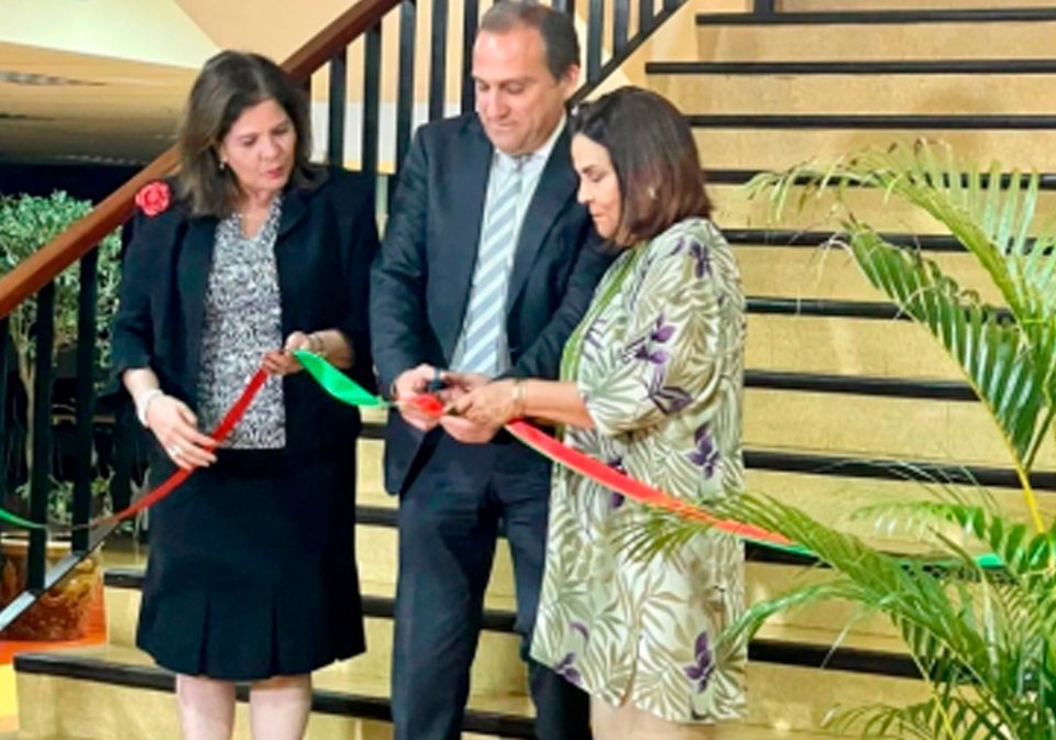 Corte de cinta de la la exposición "Volver a los pasos dados: José Saramago".