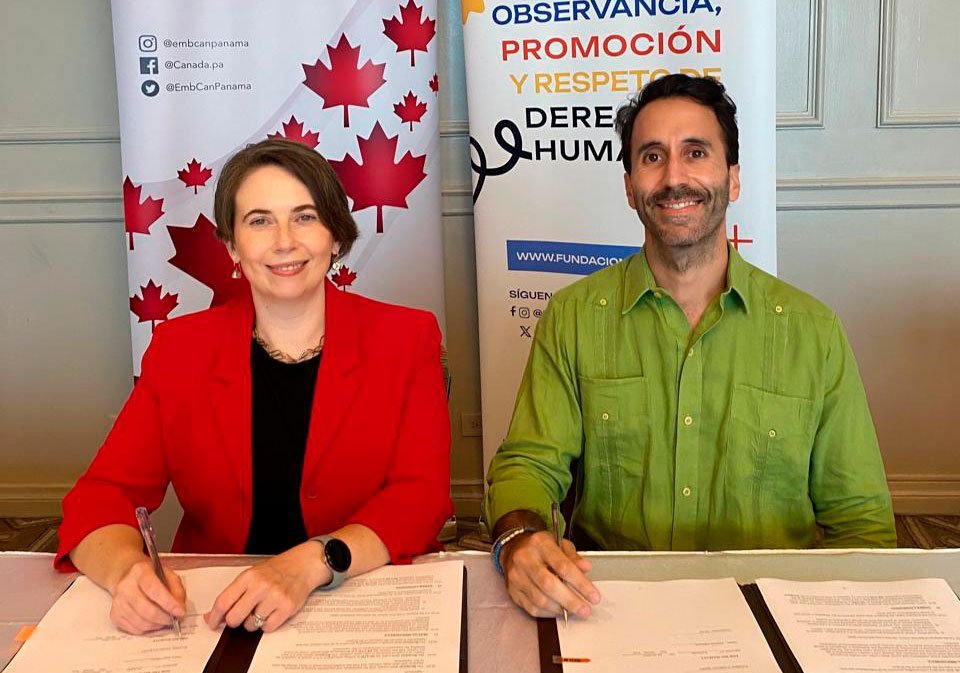 S.E. Patricia Atkinson formaliza alianza con la Fundación Oír es Vivir. Acompaña la firma Perla Giovanna Troncoso, en representación de la organización.