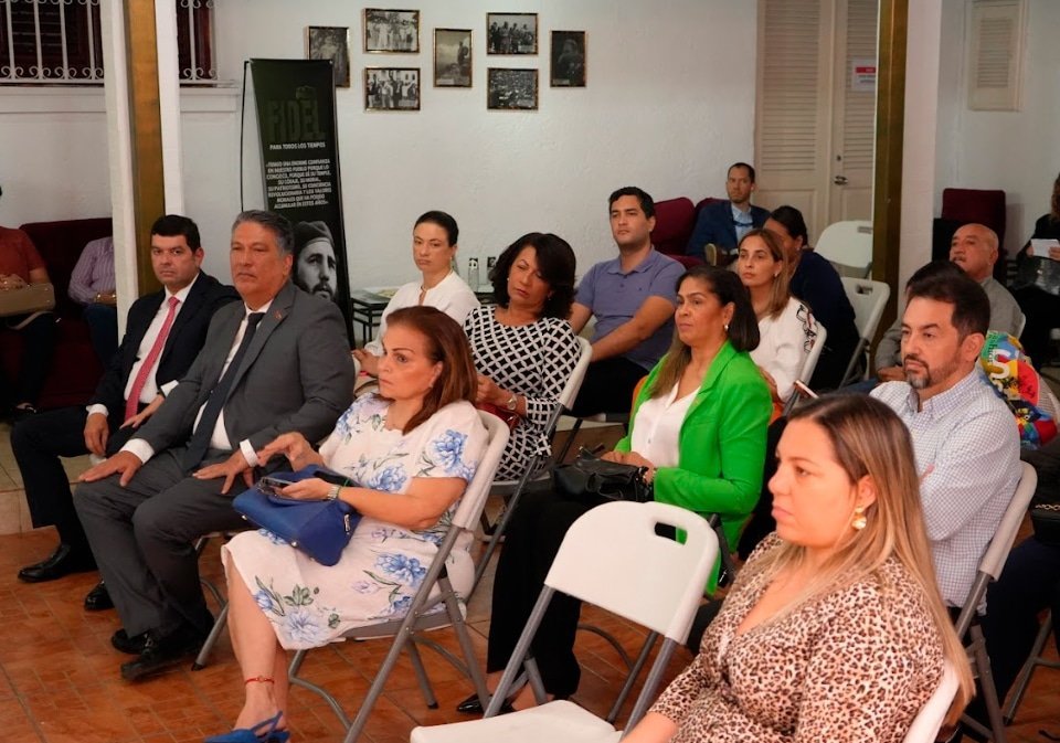 Empresarios, inversionistas e invitados especiales escuchan con interés la presentación sobre las oportunidades de negocio y cooperación