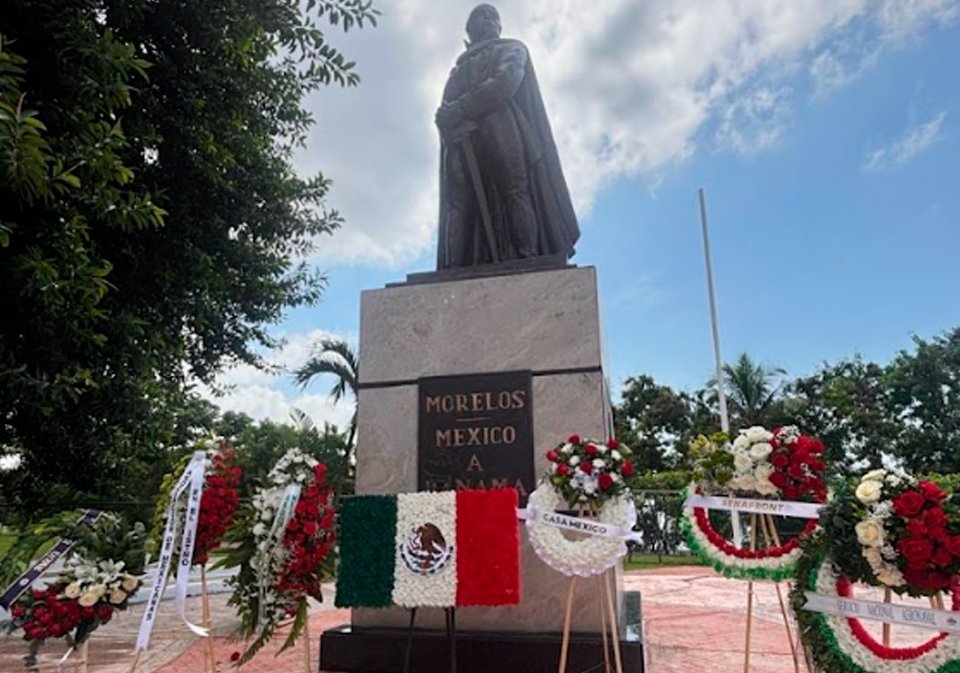 Ofrendas florales depositadas por autoridades y representantes de la Fuerza Pública de Panamá en homenaje al 215.º aniversario de la Independencia de México.