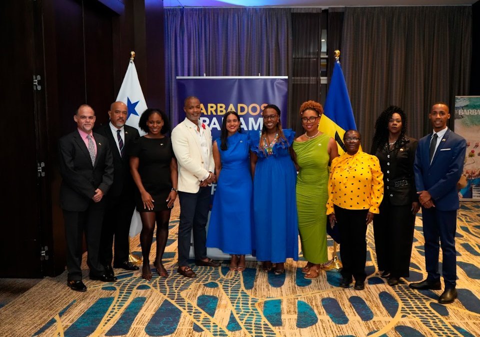Salomón Quijada, oficial de desarrollo de negocios de la Oficina de Turismo de Barbados; Bredio Pérez, miembro de la Embajada de Barbados en Panamá; Neysha Cabe, miembro de la Oficina de Turismo de Barbados; Corey Garrett, director para Latinoamérica de la Oficina de Turismo de Barbados; S.E. Amanda Martínez, embajadora de Barbados en Panamá; Shireifa Joseph, primera secretaria de la Embajada de Barbados en Panamá; Ashleigh Philips, miembro de la Oficina de Turismo de Barbados; Sandra Burke, miembro de la Embajada de Barbados en Panamá; Heidi Blake, miembro de la Embajada de Barbados en Panamá; Esteban Gómez, miembro de la Embajada de Barbados en Panamá.