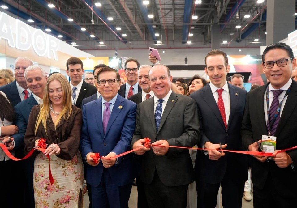 Alberto Guerra, presidente ejecutivo de la Cámara Panameña Ecuatoriana; María Isabel Espinoza, presidenta de la Cámara Ecuatoriana Panameña; S.E. Pascual del Cioppo Aragundi, embajador de Ecuador en Panamá; Juan Alberto Arias, presidente de la Cámara de Comercio, Industrias y Agricultura de Panamá; Gustavo Taft, miembro de la Junta Directiva de la CCIAP y maestro de ceremonia; Xavier Andrade, director de Comercio Exterior y Estudios Técnicos de la Cámara de Industrias e Guayaquil.