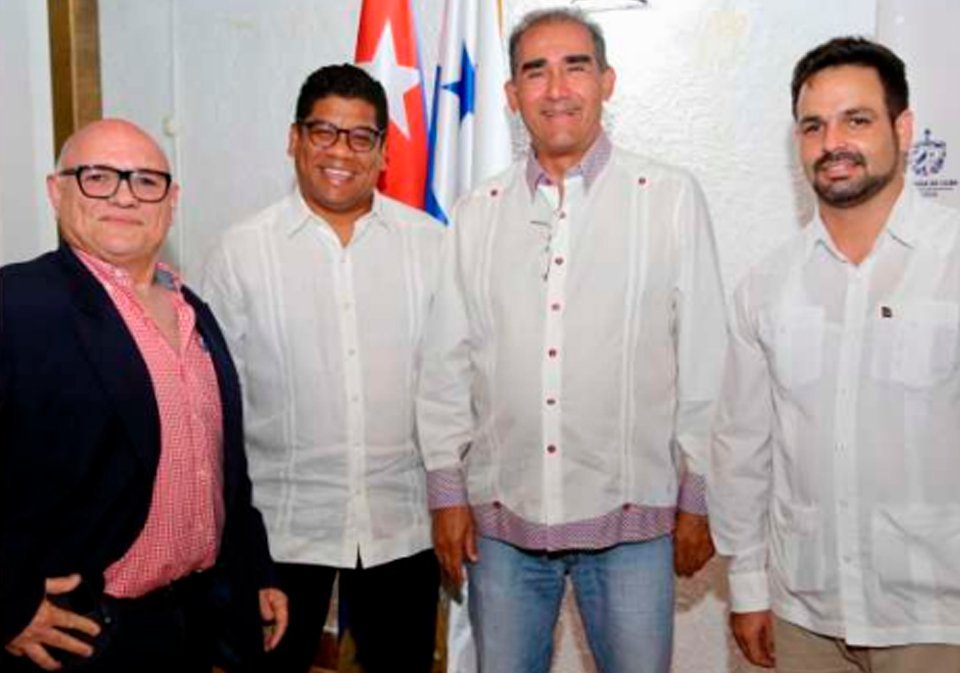 S.E. Víctor Manuel Cairo, embajador de Cuba; H.S. Ivan Blasser, presidente de la Revista AMICI; H.S. Rafael Batista, agregado comercial de Cuba.