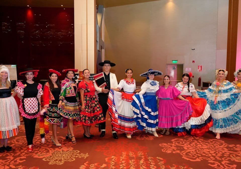 Exposición de vestimentas tradicionales, como parte del Festival Alrededor del Mundo 2025.