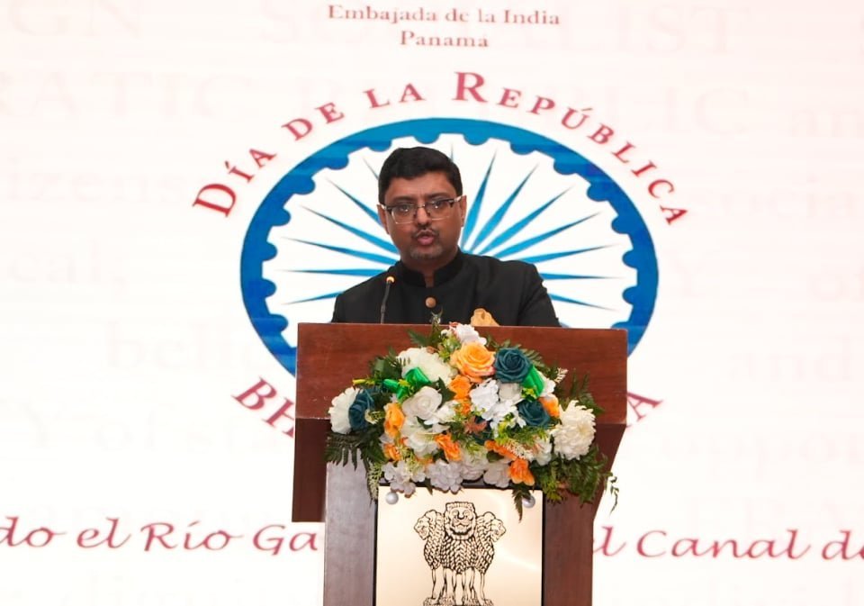 S.E. Sumit Seth, embajador de la República de la India, durante su discurso alusivo al 77º aniversario de la República.