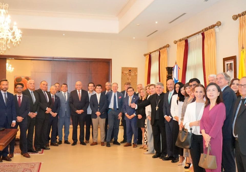 3. Miembros del cuerpo diplomático acreditado en el país participaron en la ceremonia de despedida de su homólogo, H.S. Rubén Farje, representante de la Organización de los Estados Americanos en Panamá.