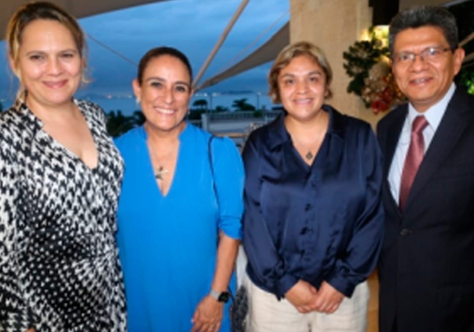 Cónsul General Honorario de Bulgaria S.E. Klaudia L. Lissitchkova, Eny de Wong, Laura Moreno y el Encargado de Negocios de la Embajada de México S.S. Santiago Mateos Cibrián.