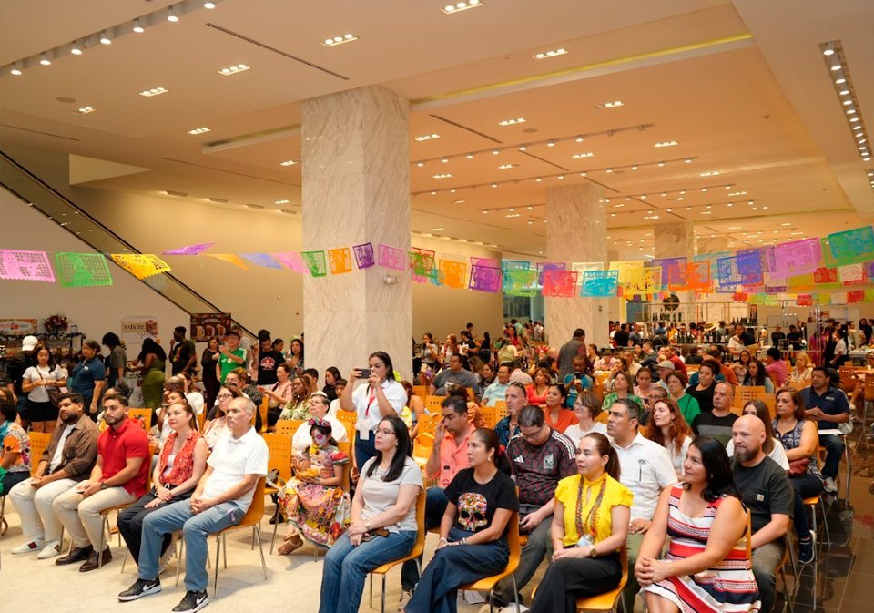 Participantes del festival alusivo al Día de los Muertos.