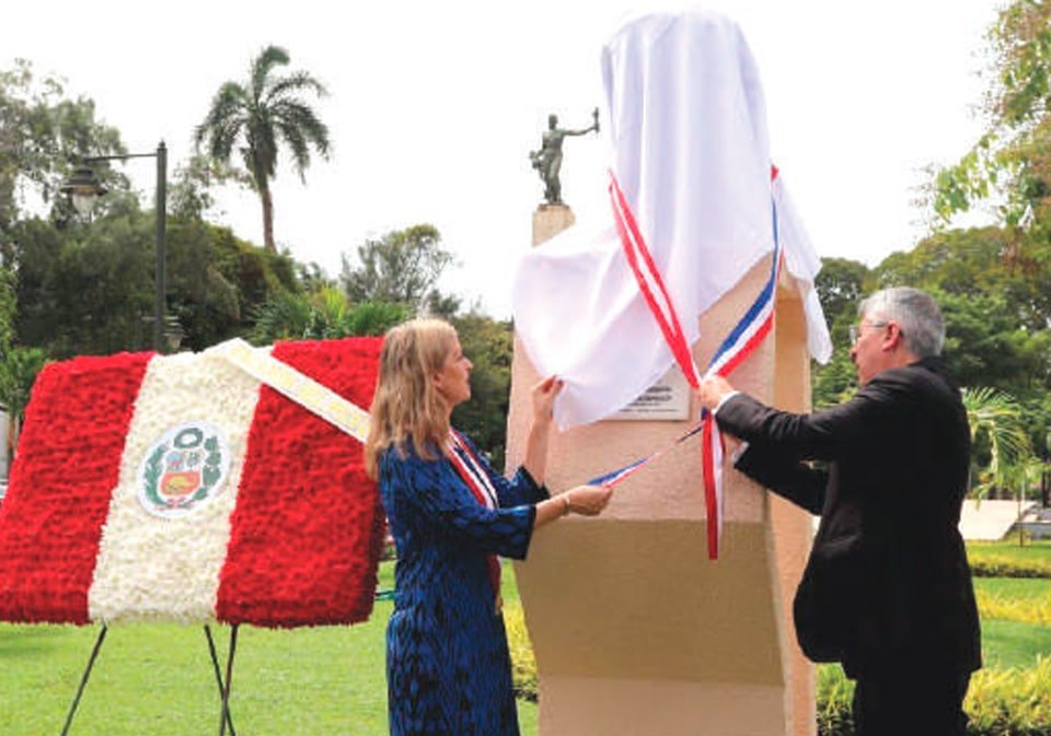 La ex Presidenta del Congreso de la República, María del Carmen Alva Prieto y el Jefe de Cancillería David Vergara Pilares.