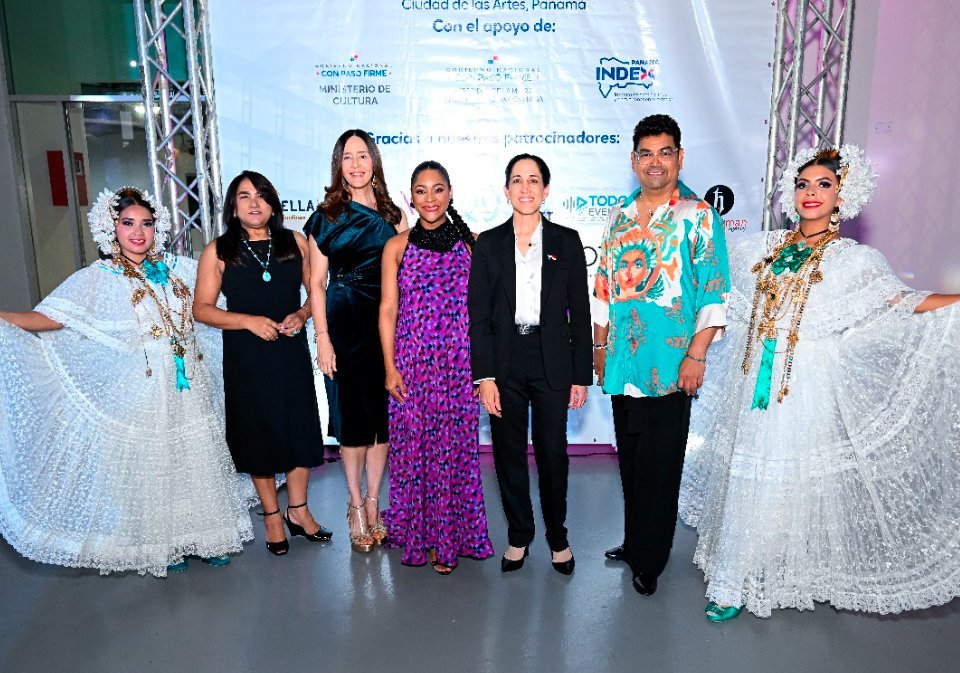 H.S. Esther Castillo, Encargada de Manos Dominicanas; H.S. Miriam Bautista, Directora del Programa Social Supérate de la República Dominicana; H.S. Rossy Urbáez, Encargada Cultural de la Embajada de la República Dominicana; S.E. María Eugenia Herrera, Ministra de Cultura; y H.S. Juan Alberto Sosa, Encargado de Folclor del Ministerio de Cultura.