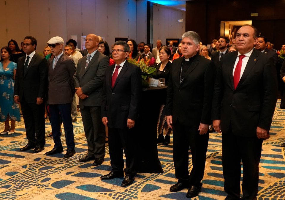 Participantes de la recepción por el 59° aniversario de la Independencia de Barbados.