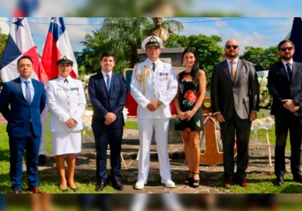 H.S. Carlos Rivas, encargado comercial; H.S. Pablo Segura, jefe de cancillería; Capitán de Navío Cristian Mitrovich Carmona, agregado de Defensa, Militar, Naval y Aéreo de Chile; H.S. Pamela Urbina; S.E. Alejandro Sfeir Tonšić, embajador de Chile; S.S.Jorge Díaz Pacheco, cónsul de Chile.