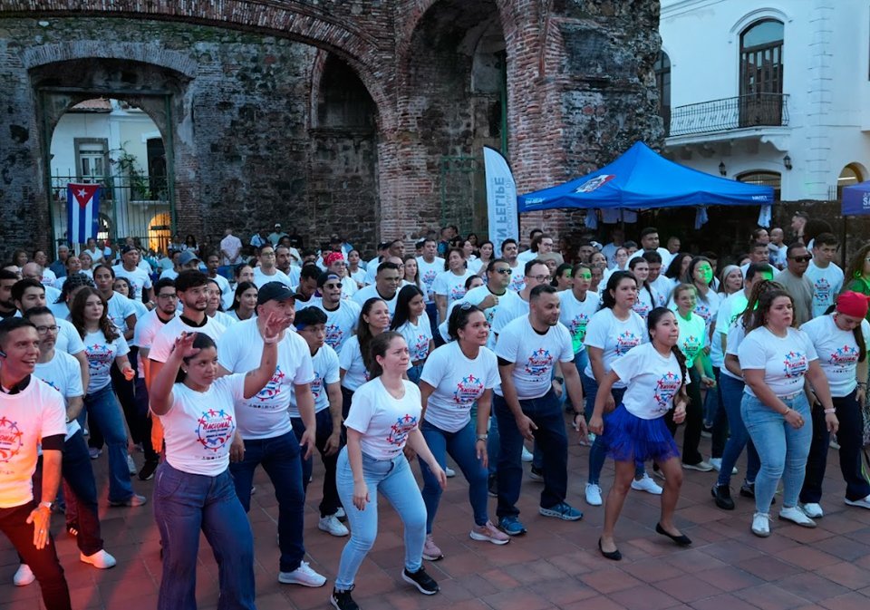 Grupo de Baile Solar Latino y participantes, durante la celebración de la Noche Cubana.