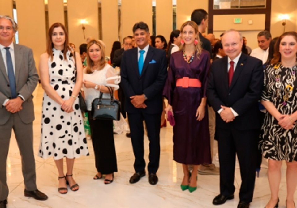 S.E. Sander Cohen, embajador de Países Bajos; S.E. Sandra Pitta, embajadora de Argentina; H.S. Aurora Medina de Carles; S.E. Diomedes Carles; H.S. Maria Teresa Biosca; S.E. Mauricio Baquero, embajador de Colombia; H.S. Johanna Salah.