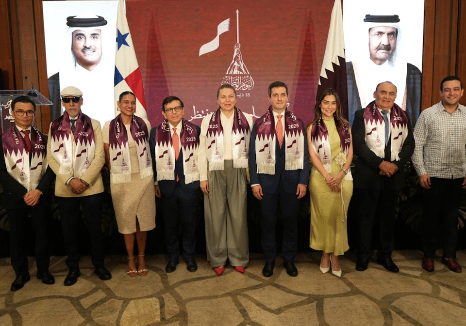 S.E. Hendra Halim, embajador de la República de Indonesia en Panamá; S.S. Jamal Ramadán Abuagila, agregado de negocios a.i. del Estado de Libia en Panamá; S.E. Amanda Martínez, embajadora de Barbados en Panamá; S.E. Pascual Del Cioppo Aragundi, embajador de la República del Ecuador en Panamá; S.E. Heroína Telaku, embajadora de la República de Kosovo en Panamá; S.E. Carlos Hoyos, vicecanciller de Panamá; S.E. Astrid Ábrego, viceministra de Comercio Exterior de Panamá; S.E. Enrique Jara Ocampos, embajador de la Republica del Paraguay en Panamá; S.E. Kevin Marino Cabrera, embajador de los Estados Unidos de América en Panamá, durante la recepción.