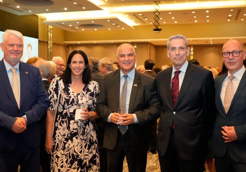 S.E. Joachim Christoph Schmillen, embajador de la República Federal de Alemania en Panamá; H.S. Shira Cohen, esposa del embajador del Estado de Israel en Panamá; S.E. Mattanya Cohen, embajador del Estado de Israel en Panamá; S.E. Efthymios Efthymiades, embajador de Grecia en Panamá; Thorsten Kalinowski, miembro de la Embajada de Grecia en Panamá.