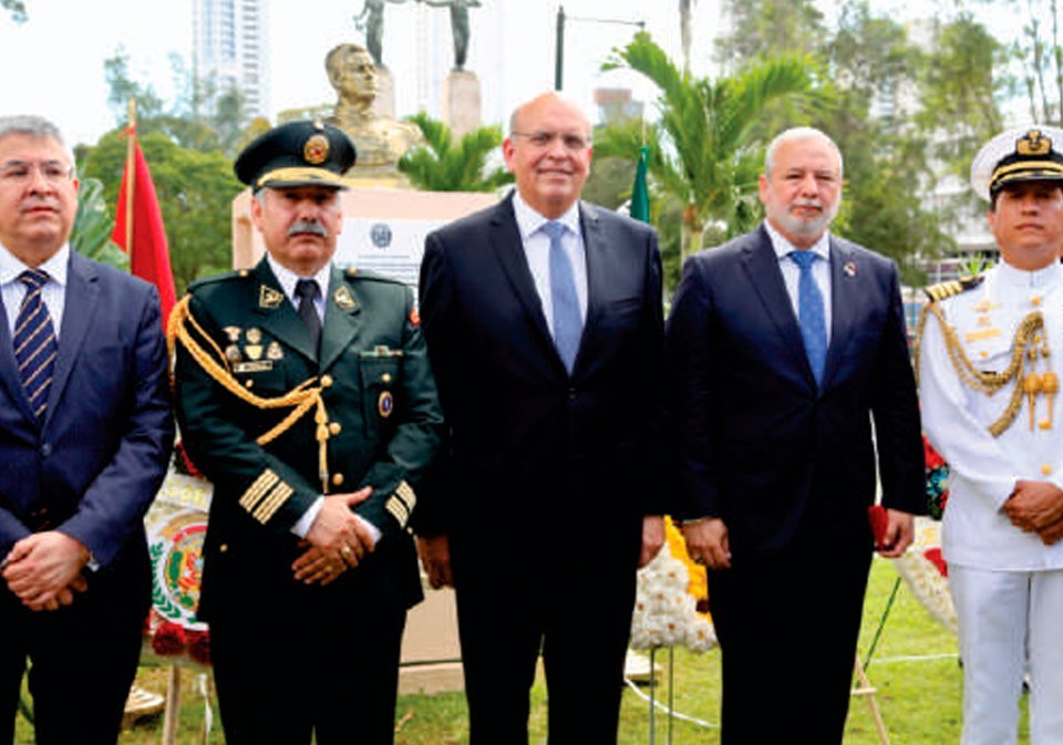 Jefe de Cancillería S.E. David Vergara, Agregado Policial de la Embajada del Perú Coronel Aldo Avila, Embajador del Perú en Panamá S.E. Mario López Chávarri, Gobernador de la Provincia de Coclé y ex alumno de la Escuela de Oficiales del Perú S.E. Julio Palacios Zambrano y el Agregado de Defensa de la Embajada del Perú Capitán Paúl Gonzáles.