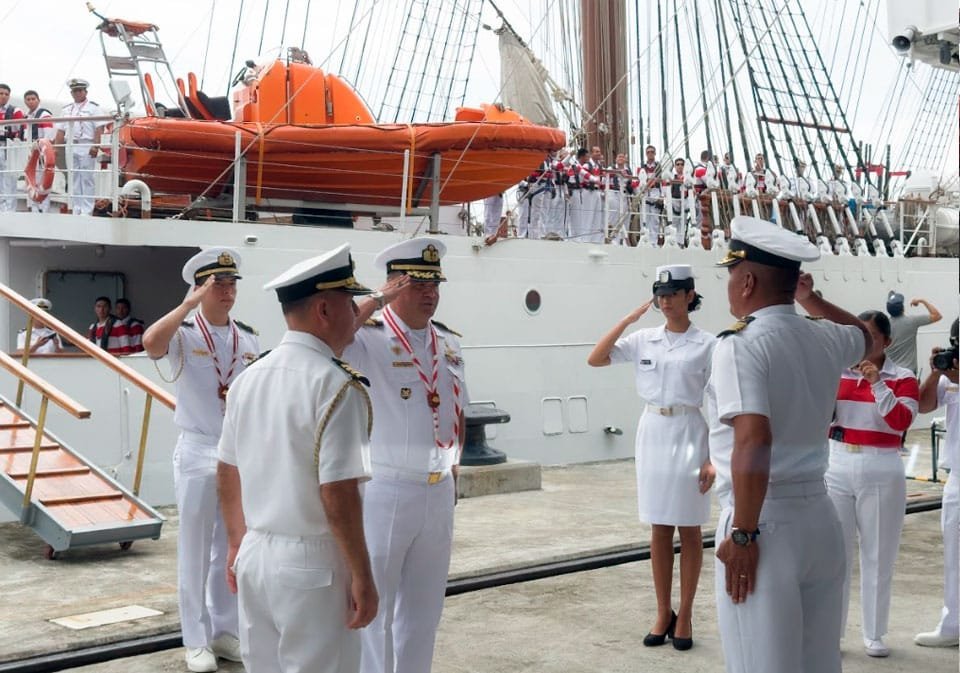 Capitán Juan José Roncagliolo Gómez, comandante del B.A.P. “Unión, es recibido protocolarmente por el comisionado Luis Rodríguez, director nacional de docencia del Servicio Aeronaval.