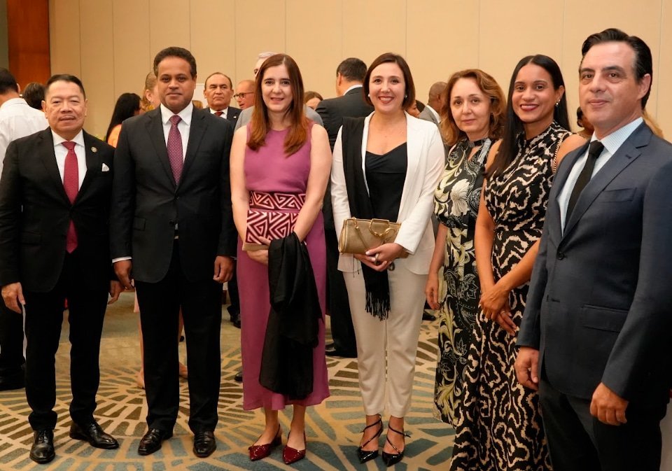 Alejandro Mendoza Gantes, director de Política Exterior del Ministerio de Relaciones Exteriores de Panamá; S.E. Ahmed Bin Mohamed Al-Dehaimi, embajador del Estado de Qatar en Panamá; S.E. Sandra Rosana Pitta, embajadora de la República Argentina en Panamá; S.E. Giuditta Giorgio, embajadora de la República Italiana en Panamá; S.E. Armağan İnci Ersoy, embajadora de la República de Türkiye en Panamá; S.E. Amanda Martínez, embajadora de Barbados en Panamá; Leopoldo Juan José Garade, consejero de la Embajada de la República Argentina en Panamá.