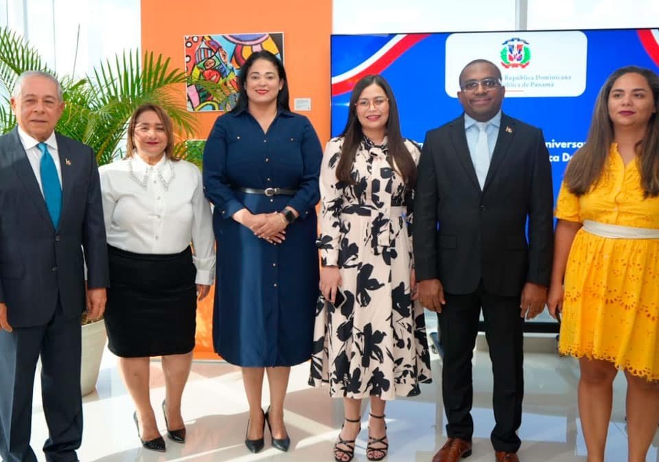 S.E. Roberto Salcedo, embajador de la República Dominicana en Panamá; Roselbys Báez, ministra consejera de la Embajada de la República Dominicana en Panamá; Hanoi Reyes, consejera de la Embajada de la República Dominicana en Panamá; Nelsy Núñez, consejera de la Embajada de la República Dominicana en Panamá; Leonel Curiel, primer secretario de la Embajada de la República Dominicana en Panamá; Avril Reyes, consejera de la Embajada de la República Dominicana en Panamá.