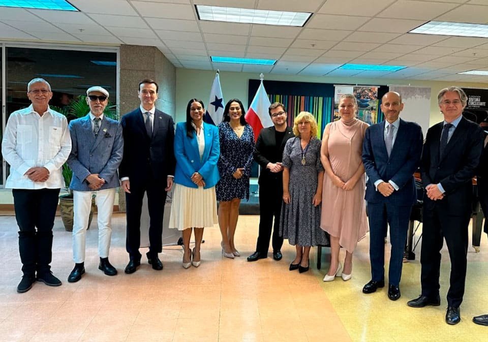 S.E. Fabio Mariño Vargas, embajador de la República de Colombia en Panamá; S.S. Jamal Ramadán Abuagila, agregado de negocios a.i. del Estado de Libia en Panamá; Javier Arregui, primer consejero de la Embajada de la Unión Europea en Panamá; S.E. Amanda Martínez, embajadora de Barbados en Panamá; S.E. Iveth Pineda Panameño, embajadora de la República de El Salvador en Panamá; Adam Goździewski, pianista polaco; S.E. Jolanta Janek, embajadora de la República de Polonia en Panamá; S.E. Heroína Telaku, embajadora de la República de Kosovo en Panamá; S.E. Rubén Farje, representante de la OEA en Panamá; S.E. Sander Cohen, embajador del Reino de los Países Bajos en Panamá, durante la “Noche Chopiniana”.