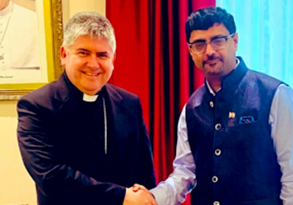 S.E.R. Dagoberto Campos Salas, Nuncio Apostólico; S.E. Sumit Seth, embajador de India en Panamá.