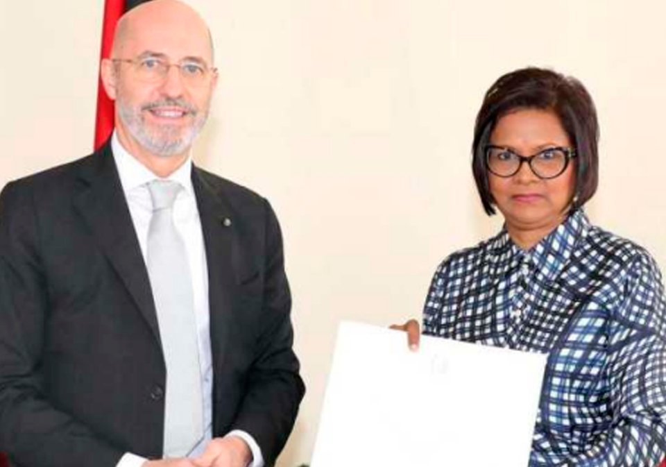 El embajador de Italia, S.E. Fabrizio Nicoletti junto a la presidenta de Trinidad y Tobago, S.E.S.E. Christine Carla Kangaloo, durante la entrega de sus cartas credenciales como embajador italiano no residente en el país caribeño.