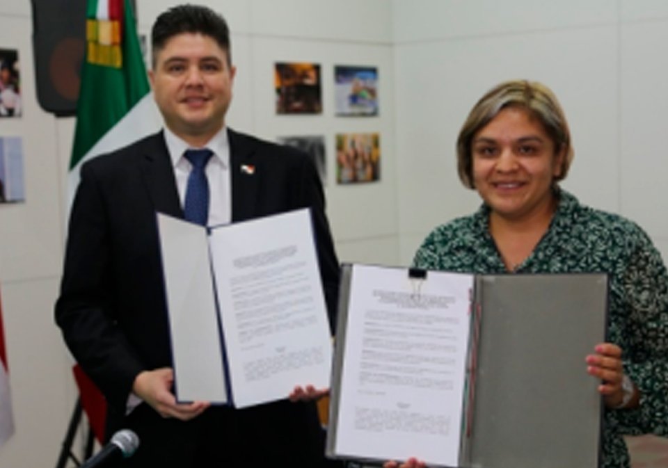 Director de los Archivos Nacionales de Panamá, Gustavo Cerrud y su homóloga de México, Beatriz Moreno Rodríguez.