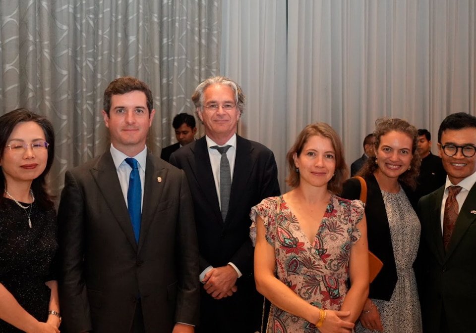 S.E. Xu Xueyuan, embajadora de la República Popular China en Panamá; S.E. Carlos Hoyos, vicecanciller de la República de Panamá; S.E. Sander Cohen, embajador del Reino de los Países Bajos en Panamá; Amelie Chenin, primera consejera de la Embajada de la República Francesa en Panamá, S.S. Myrto Hatzigeorgopoulos, cónsul del Reino de Bélgica en Panamá; S.E. Hendra Halim, embajador de la República de Indonesia en Panamá.
