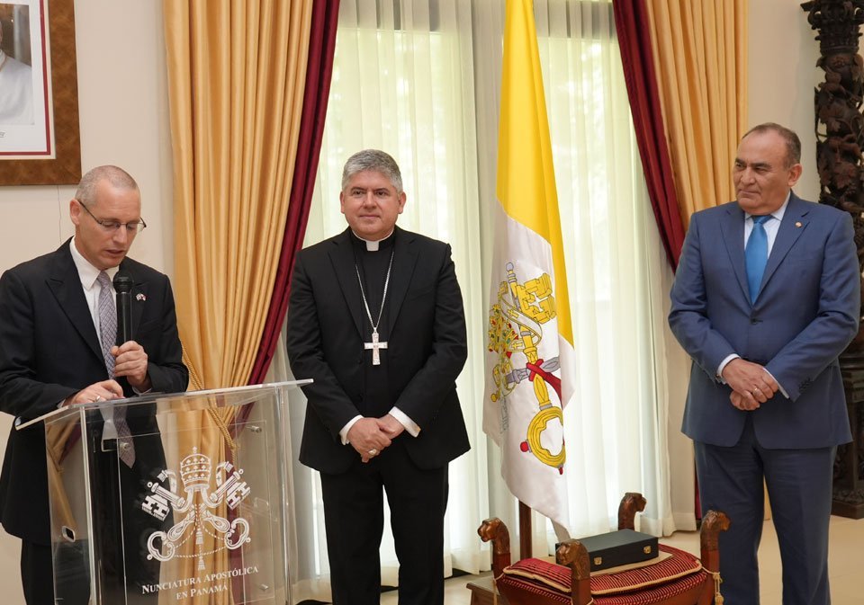 S.E. Itai Bardov, Embajador de Israel en Panamá, ofrece un emotivo discurso de despedida, expresando su agradecimiento al cuerpo diplomático