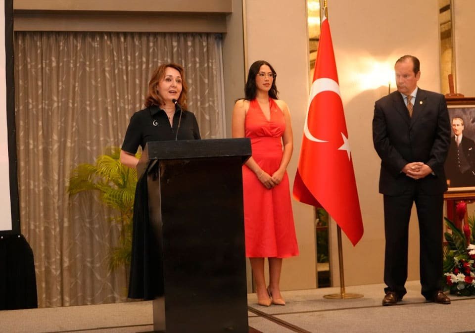 Türkiye Conmemora Su 102° Años De Fundación